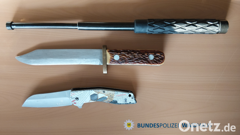 Die Bundespolizei Waidhaus hat auf der A6 einen gesuchten Mann mit Waffen festgenommen. Seine Schwester bewahrte ihn vor der Haft. Bild: Bundespolizei