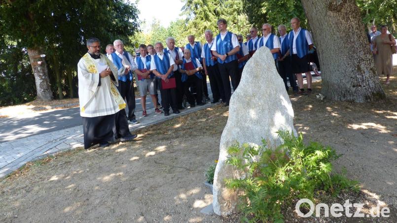 Die Sänger des Männergesangverein „Liederkranz“ bei der Segnung des Gedenksteines durch Pater Jo Juvilla Kurian. Bild: Sieglinde Schärtl