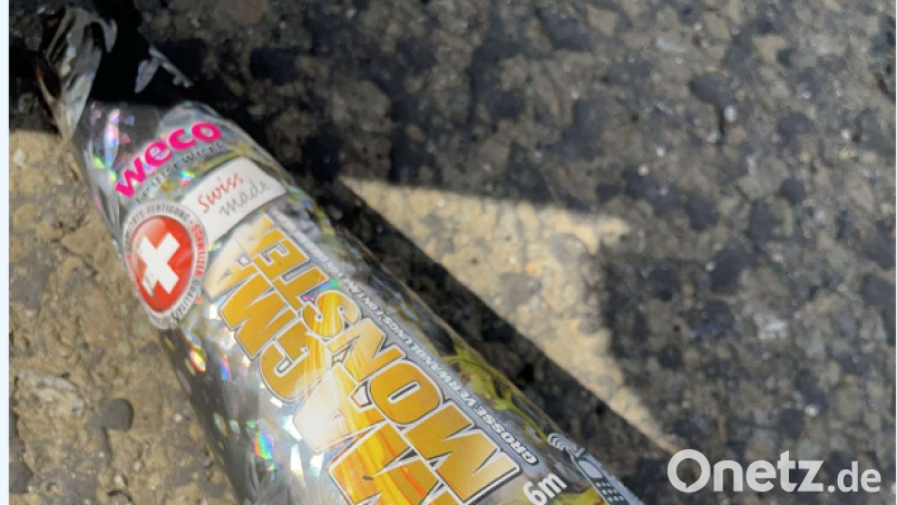 Ein Spaziergänger entdeckt einen Feldbrand in Altenstadt bei Vohenstrauß. Auf der Fahrbahn wurde ein abgebrannter Feuerwerkskörper, ein sogenannter Magma Monster, gefunden und sichergestellt. Bild: PI Vohenstrauß