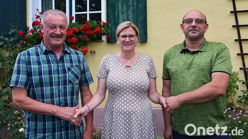 Bürgermeisterin Beate Dietrich dankt Richard Wiesneth (links) für seine geleistete Arbeit und gratuliert Andreas Siegert zur Wahl als neuer Ortssprecher von Krickelsdorf. Bild: Fritz Dietl