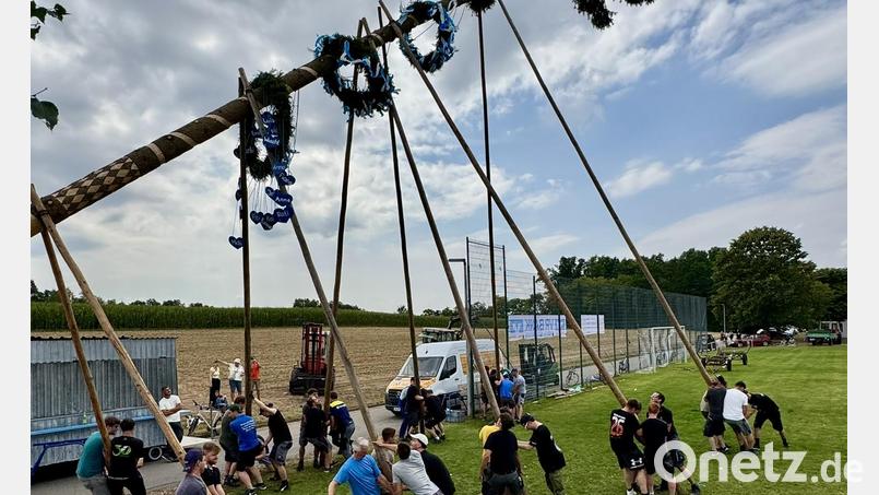 "Hau Ruck", in Ursulapoppenricht wird der Baum noch mit Muskelkraft in die Senkrechte gestellt. Bild: Christian Lingl