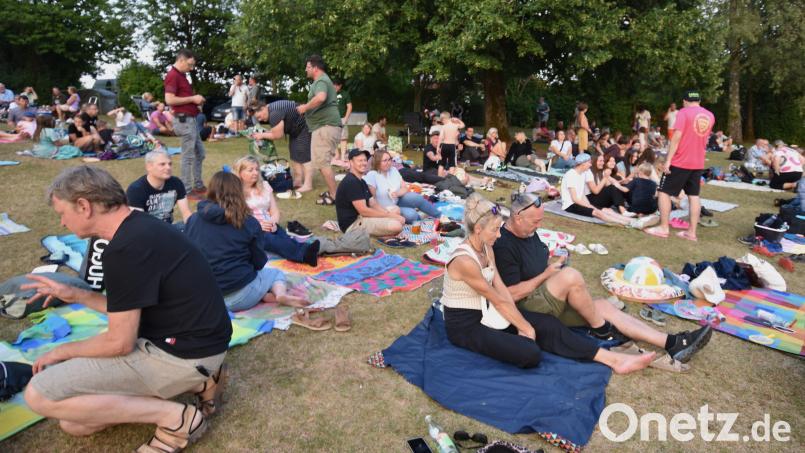 Bei der Abendveranstaltung breiteten die Besucher ihre Picknickdecken auf der Liegewiese aus, um von dort aus die Lieder der Partyband Murphy`s Gang zu genießen. Bild: Norbert Weis