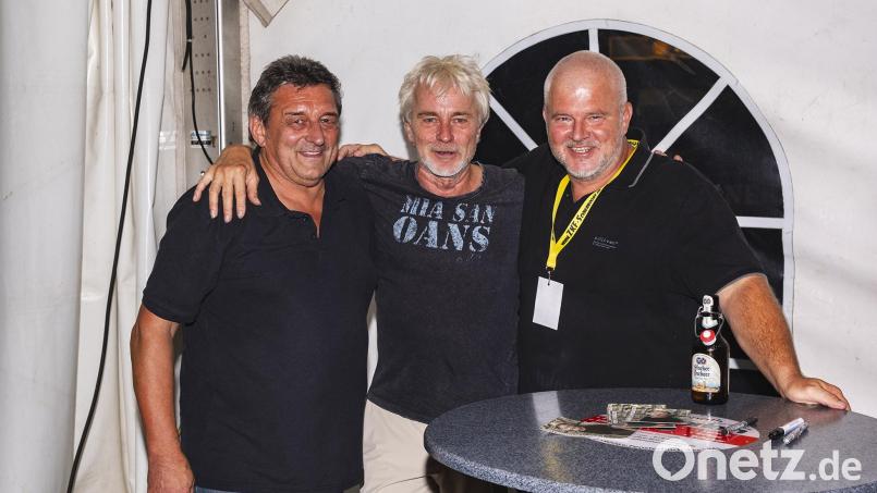 Arthur Theisinger (links) und Michael Gradl (rechts) hier mit dem Musiker und Moderator Werner Schmidbauer (Mitte) – ein langjähriger Freund der beiden. Bild: Thomas Reichel