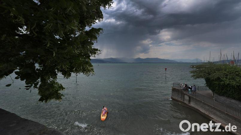 Bei stürmischem Wetter waren die ersten Menschen bereits von dem Floß ins Wasser gefallen. (Symbolbild) Bild: Karl-Josef Hildenbrand/dpa