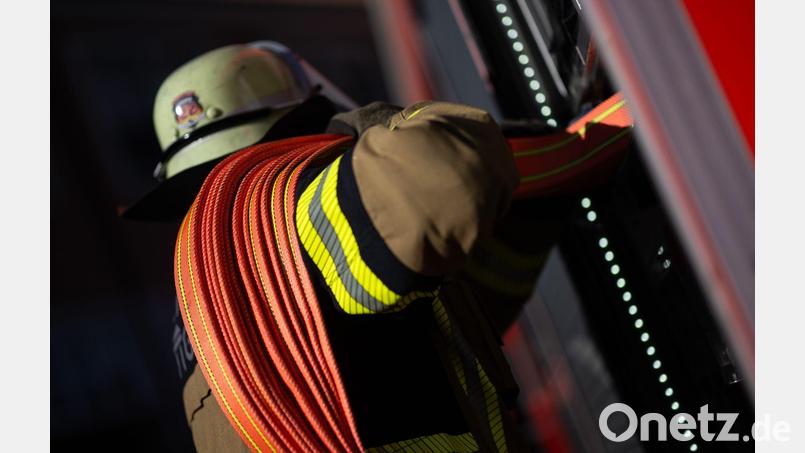 Die Feuerwehr konnte eine Verbreitung des Feuers verhindern. (Symbolbild) Bild: Marijan Murat/dpa