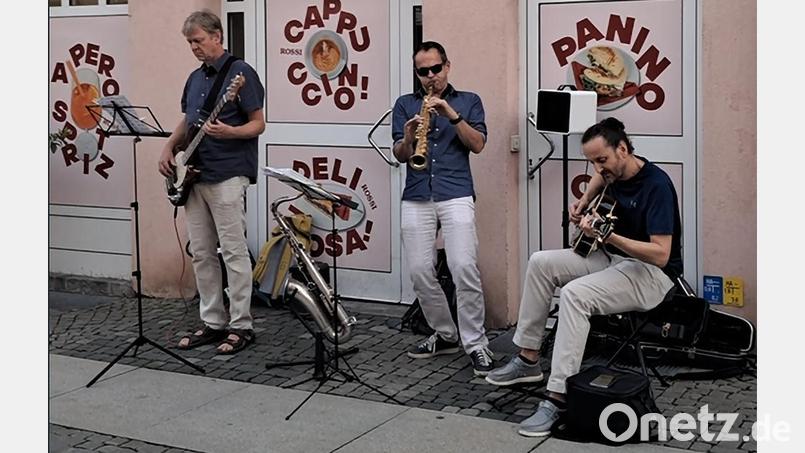 Ein musikalischer Nachmittag mit Swing am Roßmarkt in Amberg. Bild: Ina Bogner