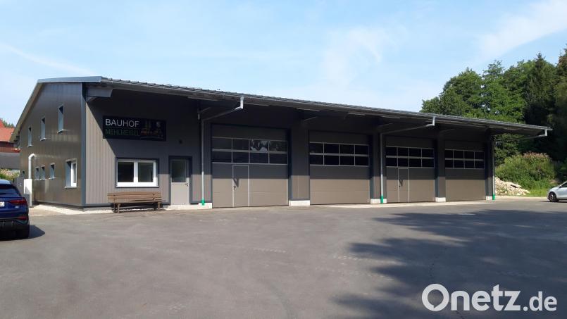 Die neue Bauhofhalle von Mehlmeisel auf dem Gelände der Kläranlage. Es dürfte auch das modernste Gebäude in Mehlmeisel und die modernste Bauhofhalle im inneren Fichtelgebirge sein. Bild: wkr