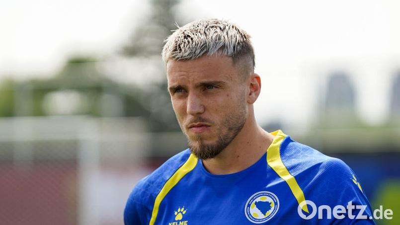 Erst die Hitze bei der WM im Trikot von Bosnien-Herzegowina und jetzt im Trainingslager des VfB Stuttgart: Stürmer Demirović „hasst“ sehr hohe Temperaturen. (Archivbild) Bild: Leonardo Ramirez/eyepix via ZUMA Press Wire/dpa