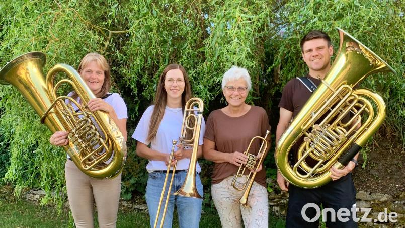 Von links. Manuela, Miriam, Bettina und Stefan vom Königsteiner Posaunenchor beteiligen sich am Weltrekordversuch in Nürnberg Bild: Heidi Kurz