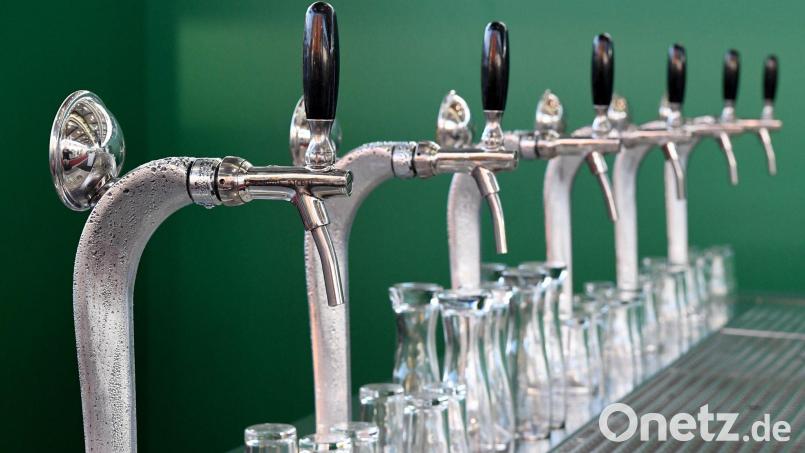 Bier verkauft sich nicht mehr so selbstverständlich wie früher. In der Folge schließen immer mehr Brauereien. (Illustration) Bild: Carsten Rehder/dpa