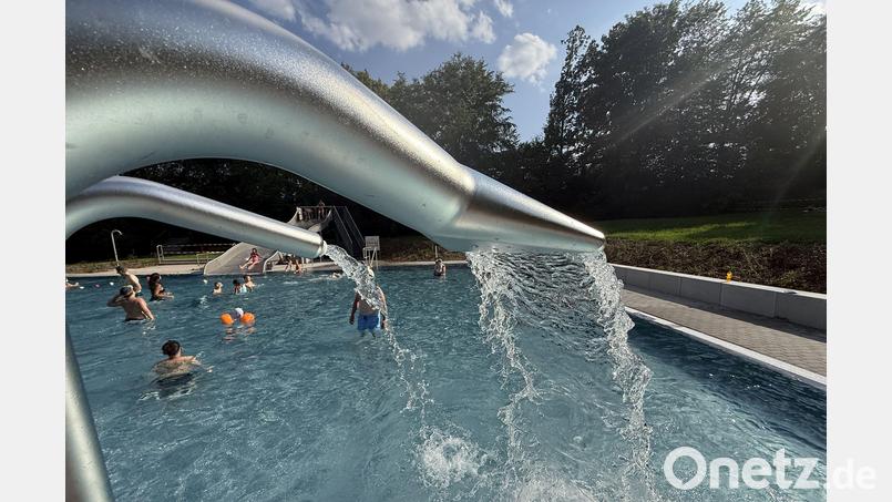 Die Erfrischung im wiedereröffneten Freudenberger Freibad kommt wie gelegen. Bild: gri