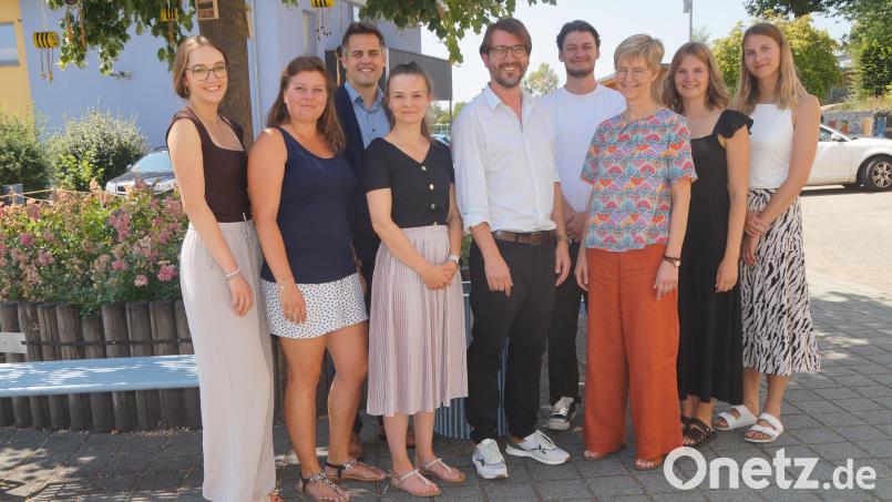 Bürgermeister Rudolf Teplitzky (dritter von links) und Konrektor Peter Grosser (fünfter von links) verabschiedeten Rektorin Friederike Bösl (dritte von rechts). Auch die Lehrkräfte (von links) Lorena Müllner, Rebecca Juraske, Ramona Fuchs, Lukas Dinzinger, Mona Fischer und Miriam Lamecker verlassen die Schule. Bild: Elfriede Weiß