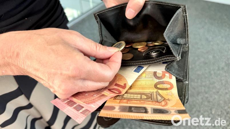 Raus mit dem Geld: Finanzbeamte nahmen Bedienungen im Festzelt ihre Barbestände aus dem Geldbeutel ab. Symbolbild: Gabi Schönberger