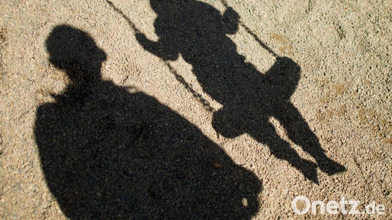 Ein 67-jähriger Mann suchte auf einem Spielplatz in Amberg Kontakt zu Kindern. Die Polizei ermittelt und bittet um Zeugenhinweise. Symbolbild: Julian Stratenschulte/dpa