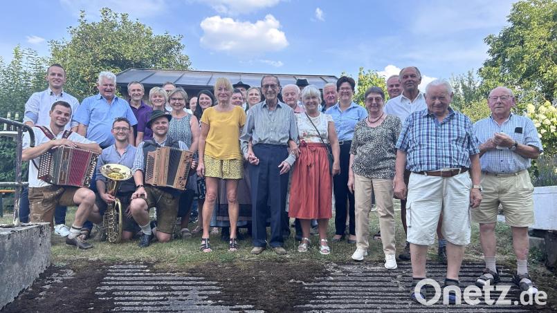 Eine große Abordnung aus Schmidgaden gratulierte dem Pfarrer i. R. und Ehrenbürger Alois Scherm (Fünfter von links) zum 85. Geburtstag. Bild: Gemeinde Schmidgaden/ Martin Bauer