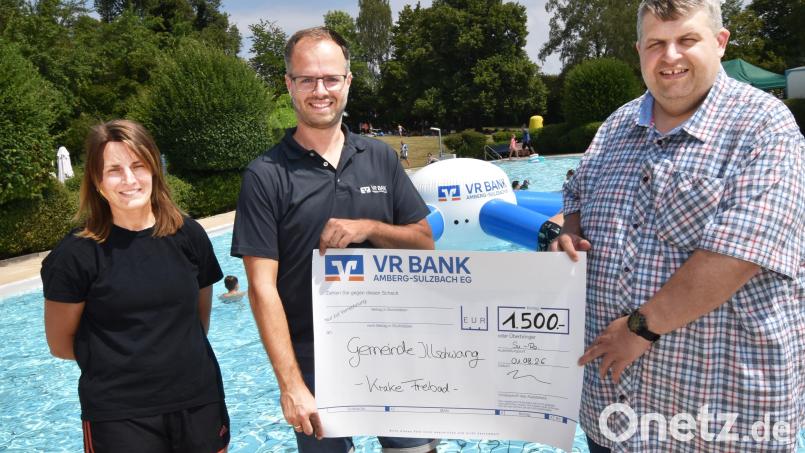 Im Illschwanger Freibad wurde eine neue Wasserkrake eingeweiht. Von links: Stephanie Fuchs VR-Marketing, Vorstand der VR Bank Florian Rauch, Bürgermeister der Gemeinde Illschwang Dieter Dehling. Bild: Norbert Weis