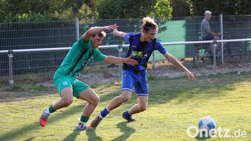 Ein Zweikampf ehemaliger Teamkollegen: Vincent Frisch (links) vom FC Weiden-Ost gegen Samuel Solter, der Neuzugang der SpVgg SV Weiden II. Bild: Dieter Jäschke