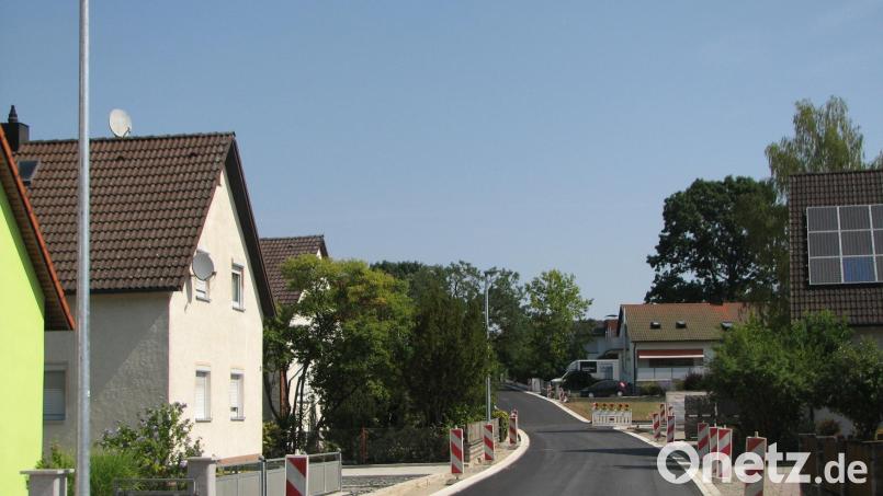 Die Arbeiten im Ossangerweg sind weit fortgeschritten. Neue LED-Leuchten vom Bayernwerk zieren das Straßenbild. Bild: Johann Kneißl