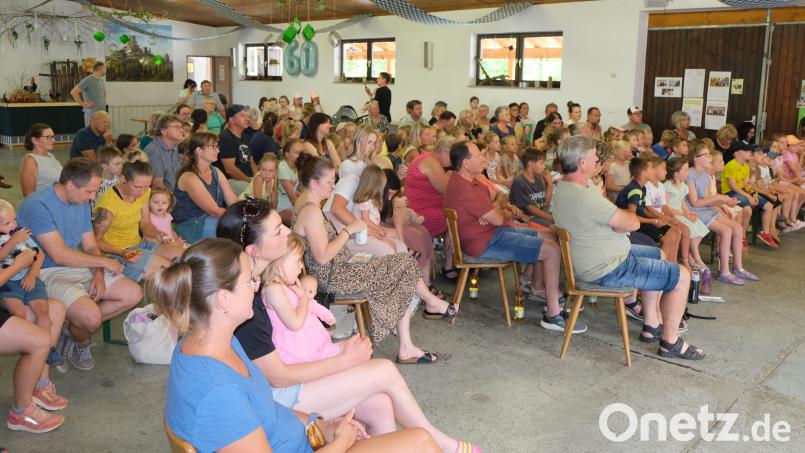Der Auftakt ist gemacht: Hermanns Kasperltheater kommt zur Ferienzeit immer gut an. Die Vereine der Gemeinde Floß bieten noch weiteren Spaß für Kinder bei mehreren Veranstaltungen. Bild: Fred Lehner