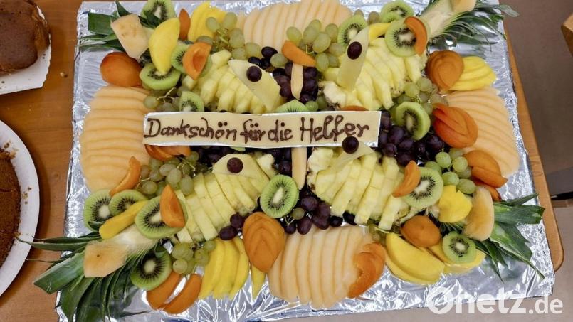 Spontanes Geschenk: eine Obstplatte für die Verpflegungsstation im Gemeindezentrum. Bild: upl