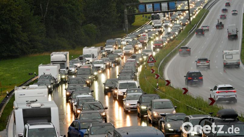 Stau auf der A8: Während der Unfallaufnahme blieb die Autobahn zeitweise gesperrt. (Symbolbild) Bild: Uwe Lein/dpa