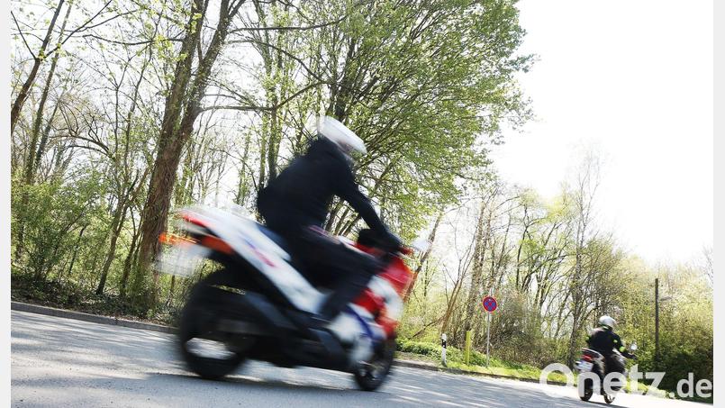 Ein 43-jähriger Mann aus Sulzbach-Rosenberg stiehlt ein Motorrad und fährt ohne Führerschein und unter Drogeneinfluss. Symbolbild: Roland Weihrauch/dpa