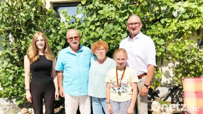 Goldene Hochzeit feierten Heidi und Lorenz Schwarzmeier. Die Glückwünsche des Marktes Mantel überbrachte Bürgermeister Richard Kammerer (rechts). Die Enkelinnen Laura (links) und Franziska (Zweite von rechts) gratulierten ebenfalls. Bild: Eva Seifried