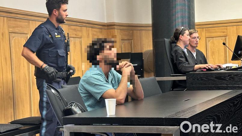 Der Angeklagte im Prozess um versuchten Mord in Schwandorf wurde zu einer Haftstrafe von acht Jahren verurteilt. Bild: Stefanie Kraus