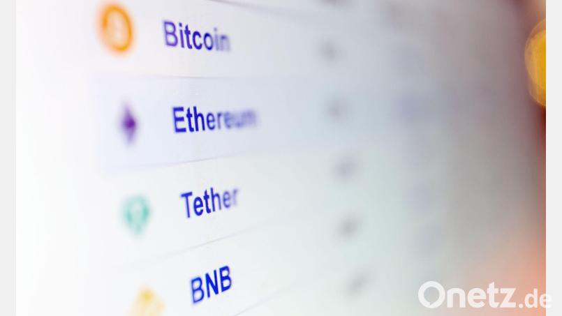 Anleger, die ihr Geld in Bitcoin und andere Kryptowährungen investiert haben, müssen sich in Geduld üben. (Symbolbild) Bild: Karl-Josef Hildenbrand/dpa