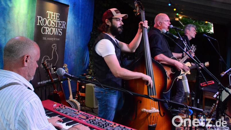 "The Rooster Crows" zeigen auf der Biergarten-"Live Stage" ihr Können. Bild: Helmut Kunz