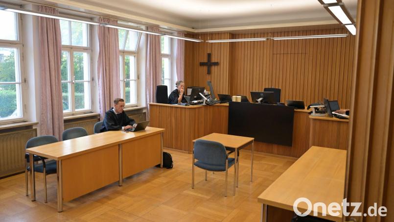 Rechtsanwalt Marcus Becker, der Verteidiger des angeklagten Ex-Bürgermeisters, wartete zunächst alleine im Gerichtssaal. Sein Mandant kam erst später nach. Bild: Malin Wunderlich/dpa