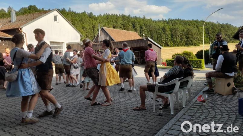 Das Tanzen bei der Holnsteiner Kirwa ließ auch am Montag nicht nach beim Umzug durch das Reinbachtal, hier in Gaisheim. Bild: Jürgen Leißner