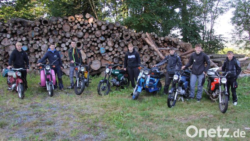 Sieben Burschen aus Konnersreuth vor der Abfahrt zum Simson-Treffen nach Zwickau (von links): David Schmid, Quirin Hamann, Jan Raupach, Robin Baumgärtner, Fabian Hamann, Leon Fröhlich und Lukas Schnurrer. Bild: Konrad Rosner