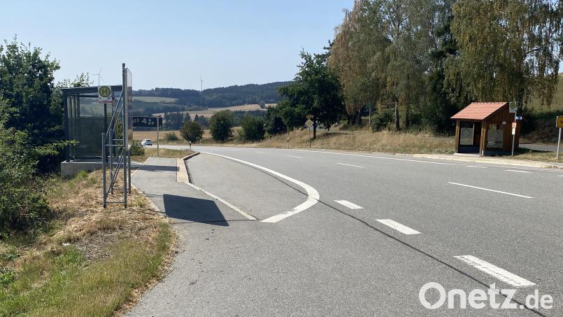 Die Bushäuschen an der B 22 bei Woppenrieth und der Weg aus dem Ort dorthin sollen laut einem JU/CSU-Antrag beleuchtet werden. Noch sind viele Fragen zu klären. Bild: Josef Glas