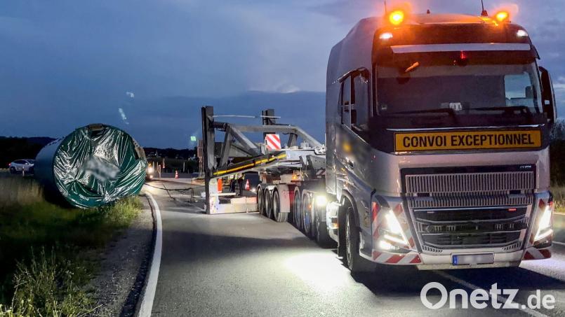 Das tonnenschwere Bauteil musste mit einem Spezialkran geborgen werden. Bild: Felix Besold/NEWS5/dpa