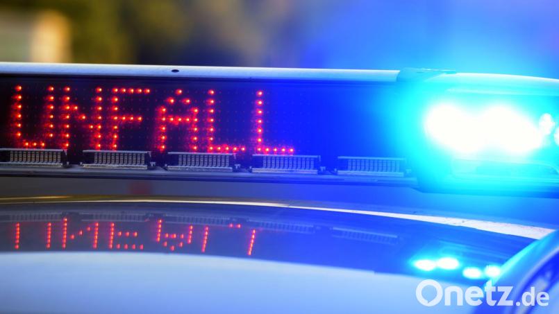 Zwei Autos stoßen am Nabburger Torplatz zusammen. Eine 20-Jährige muss bremsen, ein 26-Jähriger fährt auf. Symbolbild: Stefan Puchner/dpa