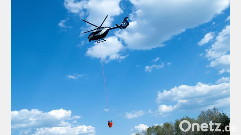 Ein Löschhubschrauber im Einsatz. (Symbolbild) Bild: Pia Bayer/dpa