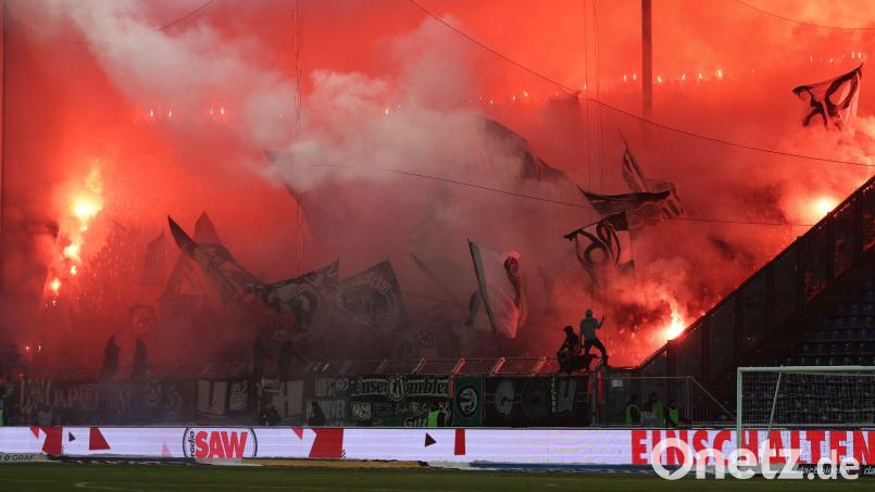Kommt Hannover teuer zu stehen: Pyrotechnik im Fanblock. (Archivbild) Bild: Andreas Gora/dpa