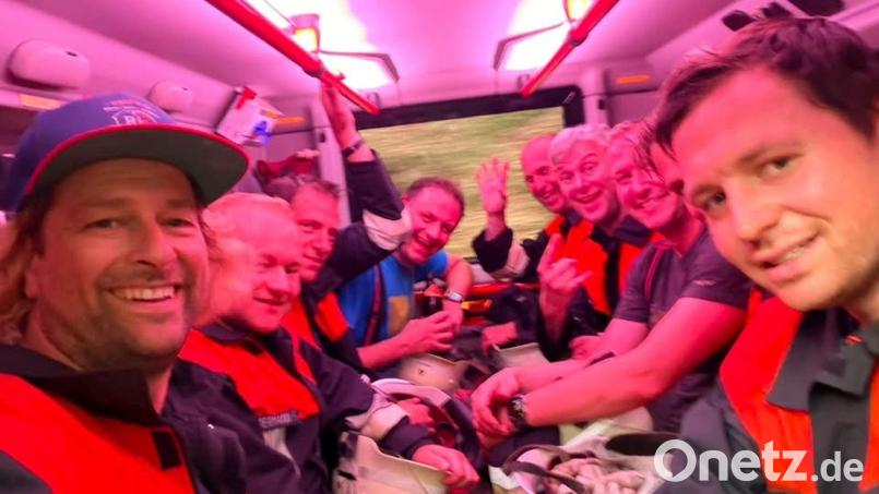 Die Lage war ernst und doch gab es Momente des Glücks und der Freude. Manueal Ries (links) im Einsatz mit seinen Kameraden von der Feuerwehr Freudenberg-Wutschdorf. Bild: Manuel Ries