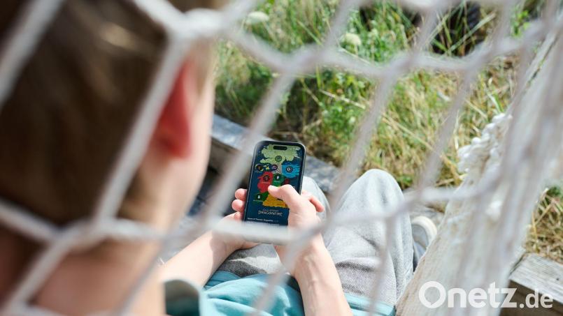 Gemeinsamkeit statt Smartphone: Wo können sich die Jugendlichen treffen, etwas gemeinsam unternehmen? Schwarzenfeld stellt nun die Weichen für einen offenen Jugendtreff. Symbolbild: Annette Riedl/dpa