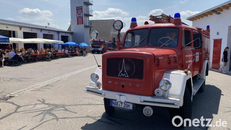 Damit Teile des Kinderprogramms beim Hallenfest der Nabburger Feuerwehr im Schatten möglich waren, musste der Oldtimer seine Garage verlassen. Bild: Raphael Haubelt