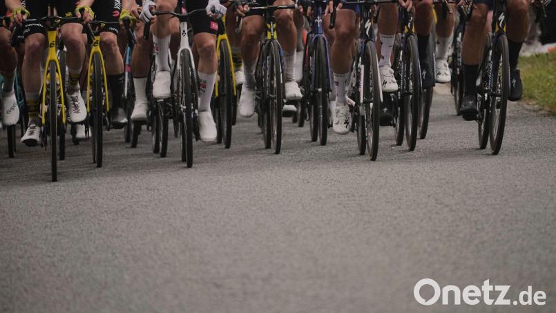 Bei der Tour de la Guadeloupe haben sich zwei Radrennfahrer einfach von einem Begleitfahrzeug mitziehen lassen. (Symbolfoto) Bild: Thibault Camus/AP/dpa