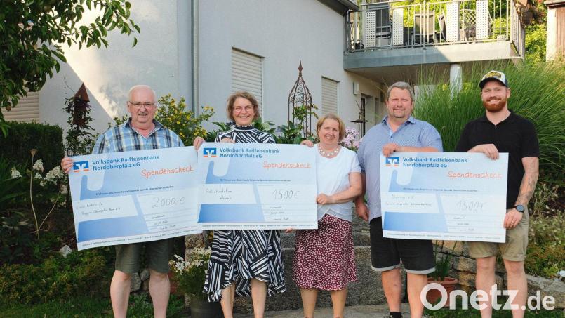 5000 Euro wurden beim 100-jährigen Jubiläum des Prößlhofs gesammelt. Bei der symbolischen Scheckübergabe waren Herbert Putzer Kinderkrebshilfe Nordoberpfalz (links), Dr. Stephanie Kuchlbauer sowie Julian Bäumle (rechts) nach Woppenrieth gekommen. Alle Beteiligten bedankten sich herzlich für die großzügige Spende bei Sandra Mitlmeier (Mitte) und Hubert Prößl (Zweiter von rechts). Bild: Prößl