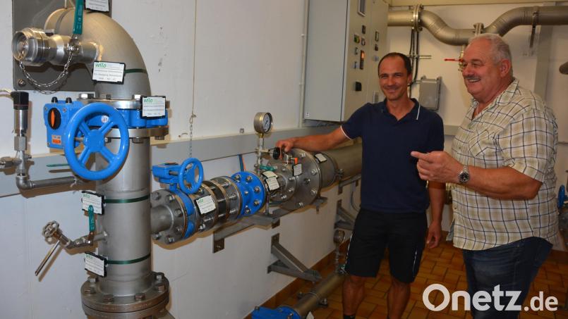 Die Quellen der Pfaffenreuther Gruppe schütten derzeit sehr wenig. Doch Wassermeister Wolfgang Haberkorn (links) und Verbandsvorsitzender Johann Burger haben dennoch Grund zur Freude, denn die Verbundleitung mit Waldsassen gleicht das Defizit aus. Bild: Josef Rosner