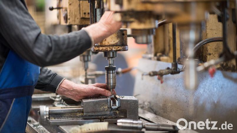 Die bayerische Metall- und Elektroindustrie rechnet 2026 mit deutlich weniger neuen Ausbildungsverträgen. Gleichzeitig entwickeln sich die branchenübergreifenden Ausbildungszahlen in der Oberpfalz positiv. Symbolbild: Monika Skolimowska/dpa