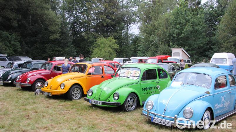 Ein Käfer reihte sich an den anderen auf dem ehemaligen Fußballplatz in Schloppach. Bild: Konrad Rosner
