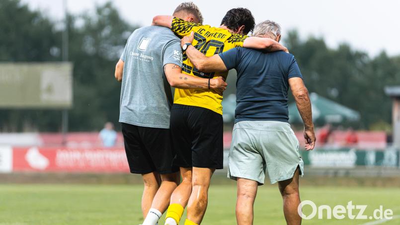 Da dachte noch niemand an einen Kreuzband riss: Dennis Weidner (Mitte) wird am Freitag beim Gastspiel in Oberwildenau gestützt vom Platz geführt. Bild: Hannah Dirscherl