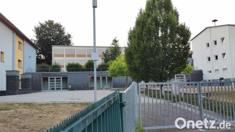 Die Sanierung/Anbau der Doktor-Eisenbarth-Grundschule ist ab 2027 ein Großprojekt der Stadt Oberviechtach. Der Neubau (Bauabschnitt eins) entsteht am unteren Pausenhof zwischen dem Altbau (rechts) und der Mensa (links). Bild: Gertraud Portner