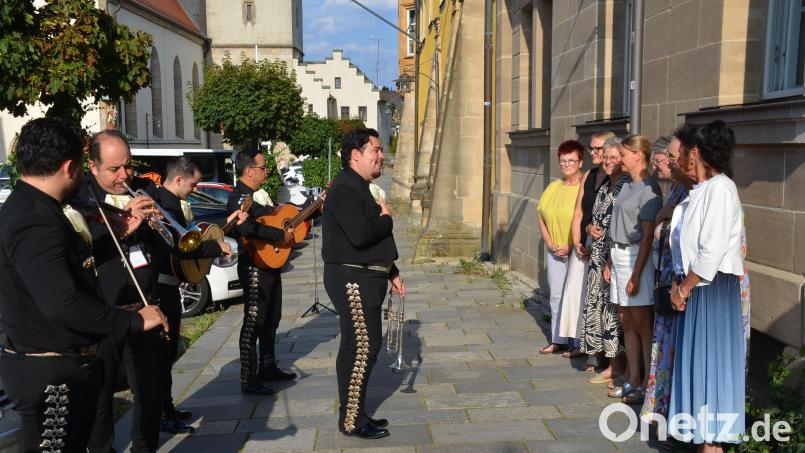 Eine Mariachi-Kapelle spielte dem Kemnather Stadtrat bei seiner letzten Sitzung ein Ständchen. Bild: Arnold Koch