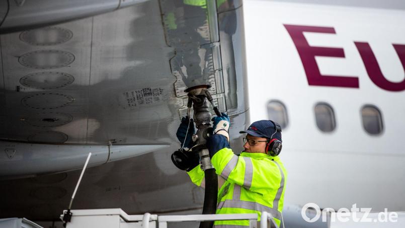 Das Luftfahrtbundesamt soll künftig die Tank-Regeln für Flugzeuge überwachen. (Archivbild) Bild: Christoph Schmidt/dpa